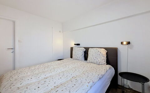 Hyacint with Parking: Bett, Interior Design, Schlafzimmer, Wand, Flooring, Fussboden, Decke, Holz, Bettdecke, Möbel