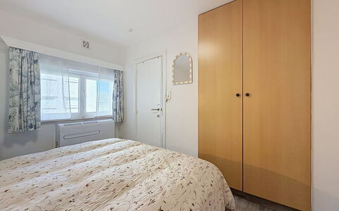 Hyacint with Parking: Interior Design, Schlafzimmer, Bett, Holz, Decke, Fussboden, Möbel, Flooring, Zimmer, Bettdecke