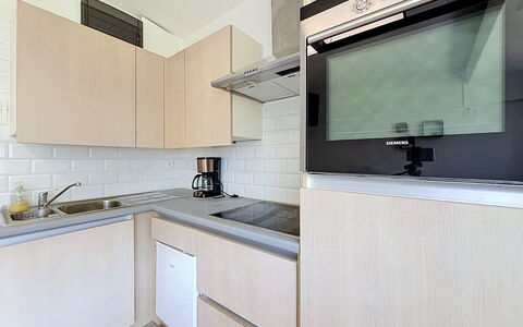 Hyacint with Parking: Küchengerät, Küche, Countertop, Major Appliance, Interior Design, Cabinetry, Flooring, Holz, Möbel, Fussboden