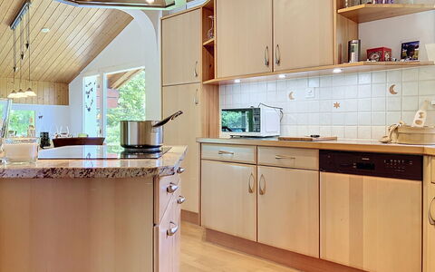Les Paccots 603: Countertop, Küche, Interior Design, Flooring, Küchengerät, Holz, Möbel, Cabinetry, Fussboden, Decke