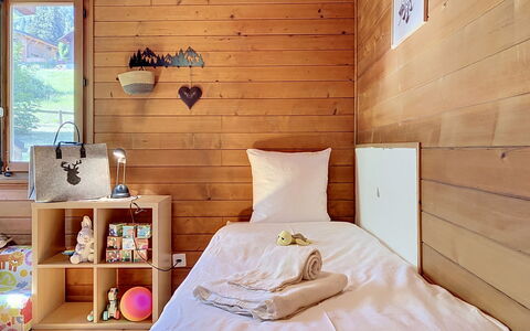 Chalet Chaudoudoux: Möbel, Flooring, Interior Design, Fussboden, Holz, Schlafzimmer, Zimmer, Bett, Holzboden, Beleuchtung