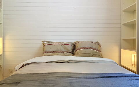 Chalet Chaudoudoux: Bett, Schlafzimmer, Bedding, Möbel, Wand, Interior Design, Bettdecke, Flooring, Holz, Fussboden