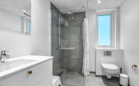 Adisl - 800M from the Sea: Armatur, Flooring, Fussboden, Badezimmer, Decke, Sinken, Interior Design, Installation, Zapfhahn, Fliese