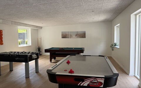 Adisl - 800M from the Sea: Decke, Interior Design, Flooring, Fussboden, Light Fixture, Gips, Hartholz, Keller