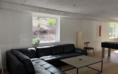 Adisl - 800M from the Sea: Flooring, Interior Design, Wand, Fussboden, Möbel, Decke, Holz, Beleuchtung, Zimmer, Light Fixture