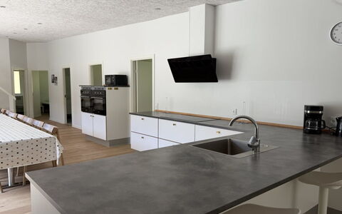 Adisl - 800M from the Sea: Flooring, Countertop, Küche, Fussboden, Holz, Möbel, Interior Design, Küchengerät, Cabinetry, Holzboden