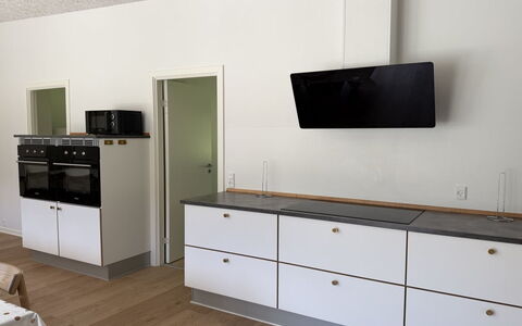 Adisl - 800M from the Sea: Flooring, Fussboden, Cabinetry, Interior Design, Küche, Countertop, Schublade, Decke, Schrank, Küchengerät