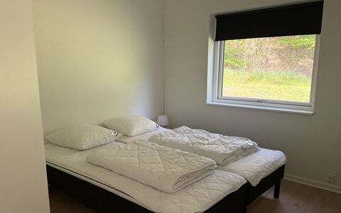 Adisl - 800M from the Sea: Holz, Schlafzimmer, Fussboden, Bett, Flooring, Bettrahmen, Bedding, Bettdecke, Matratze, Hartholz