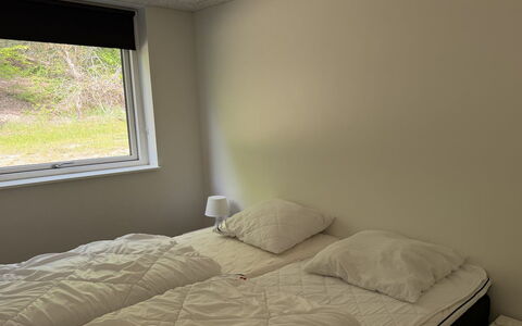 Adisl - 800M from the Sea: Schlafzimmer, Fussboden, Bett, Bettdecke, Bedding, Bettrahmen, Zimmer, Decke, Hartholz, Daylighting