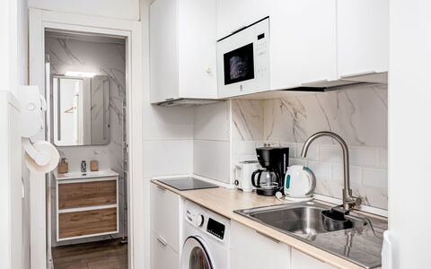 Las Naciones: Küchengerät, Countertop, Major Appliance, Küche, Cabinetry, Flooring, Haushaltsgerät, Interior Design, Holz, Fussboden