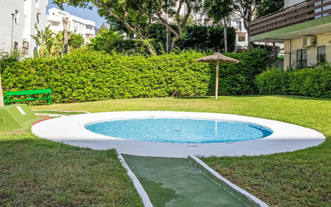 Las Naciones: Schwimmbad, Freizeit, Verbundwerkstoff, Garten, Rasen, Hinterhof, Landscaping, Kunstrasen, Schatten, Garten