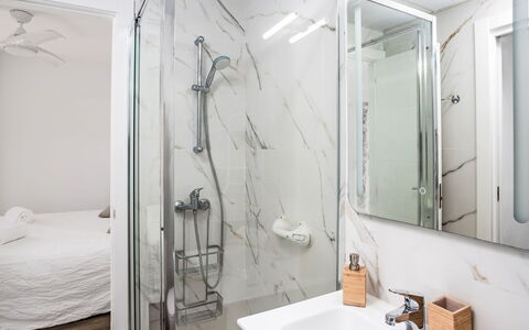Las Naciones: Interior Design, Flooring, Fussboden, Armatur, Badezimmer, Zimmer, Installation, Wohnung, Linens, Decke