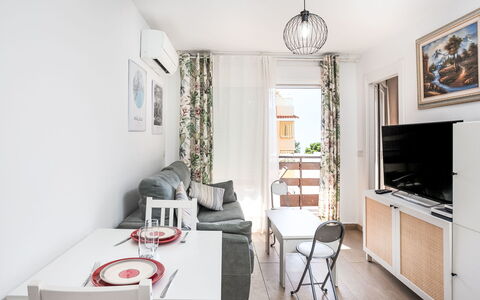 Las Naciones: Möbel, Interior Design, Flooring, Holz, Couch, Fussboden, Tabelle, Wohnzimmer, Zimmer, Beleuchtung
