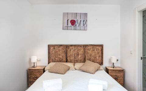 Las Naciones: Bett, Bedding, Schlafzimmer, Möbel, Bettdecke, Wand, Interior Design, Holz, Linens, Fussboden