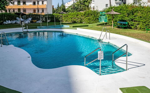 Las Naciones: Blau, Schwimmbad, Verbundwerkstoff, Resort, Freizeit, Schatten, Water Feature, Landscaping, Garten, Hinterhof