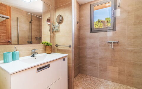 Garlanda: Badezimmer, Flooring, Armatur, Badezimmerschrank, Interior Design, Fussboden, Spiegel, Bad Sink, Installation, Zapfhahn