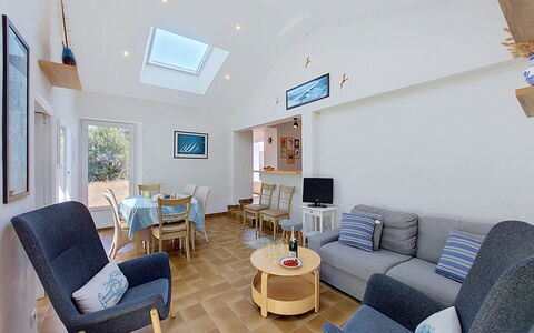Villa la Coquille: Möbel, Interior Design, Flooring, Fussboden, Holz, Decke, Zimmer, Couch, Wohnzimmer, Beleuchtung