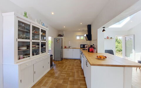 Villa la Coquille: Küche, Interior Design, Flooring, Countertop, Möbel, Cabinetry, Fussboden, Holz, Decke, Küchengerät