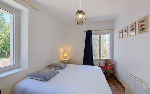 Villa la Coquille: Bett, Möbel, Interior Design, Schlafzimmer, Bedding, Wand, Bettdecke, Fussboden, Holz, Decke