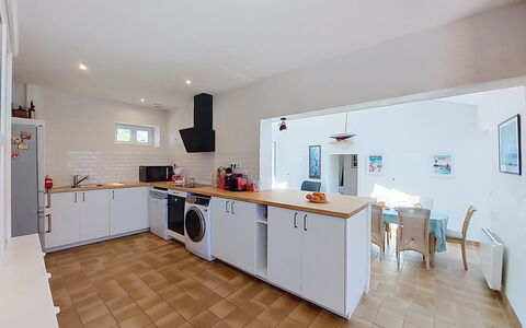 Villa la Coquille: Flooring, Küche, Fussboden, Major Appliance, Countertop, Interior Design, Decke, Küchengerät, Cabinetry, Zimmer