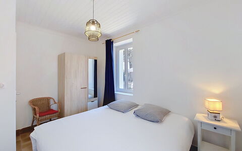 Villa la Coquille: Bett, Schlafzimmer, Wand, Möbel, Interior Design, Fussboden, Holz, Flooring, Bettdecke, Decke