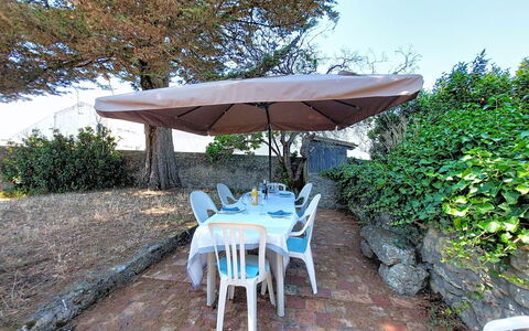 Villa la Coquille: Möbel, Gartenmöbel, Tabelle, Regenschirm, Stuhl, Tisch Im Freien, Schatten, Küche & Esszimmer Tisch, Garten, Hinterhof