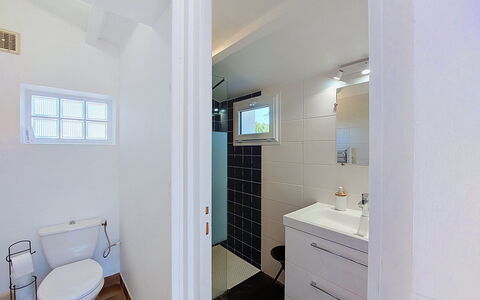 Villa la Coquille: Badezimmer, Armatur, Flooring, Interior Design, Fussboden, Bad Sink, Sinken, Toilette, Decke, Zapfhahn