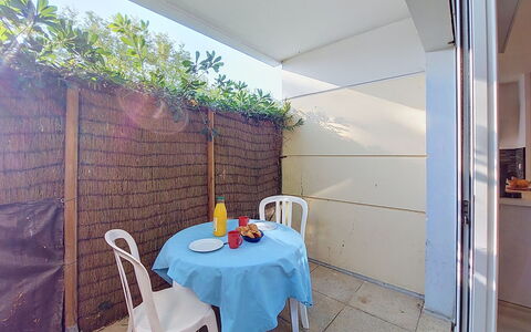 Confort, Piscine et Plage: Gartenmöbel, Schatten, Stuhl, Garten, Holzbeize, Tisch Im Freien, Hinterhof, Zimmerpflanze, Daylighting, Balkon