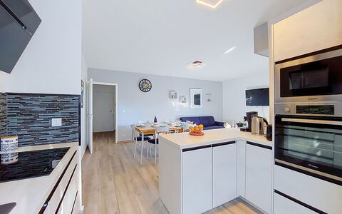 Confort, Piscine et Plage: Küche, Countertop, Möbel, Interior Design, Flooring, Decke, Holz, Cabinetry, Fussboden, Light Fixture