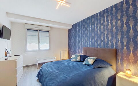 Confort, Piscine et Plage: Interior Design, Flooring, Möbel, Wand, Fussboden, Decke, Schlafzimmer, Holz, Bett, Light Fixture