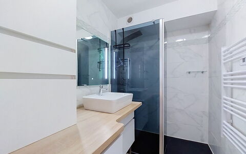 Confort, Piscine et Plage: Flooring, Interior Design, Armatur, Fussboden, Badezimmer, Bad Sink, Zapfhahn, Badezimmerschrank, Spiegel, Sinken