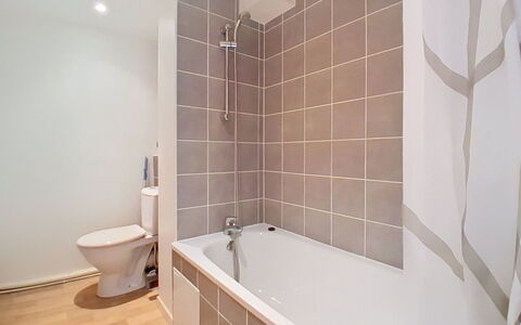 Les 3 Voiles: Badezimmer, Flooring, Wand, Fussboden, Badewanne, Armatur, Interior Design, Installation, Fliese, Verbundwerkstoff