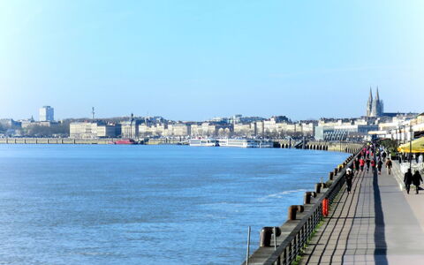 Les 3 Voiles: Himmel, Daytime, Stadt, Kanal, Meer, Küste, Touristenattraktion, Walkway, Promenade