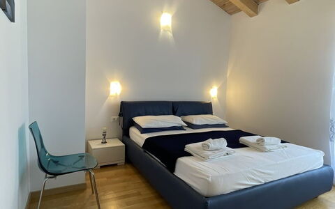 Volme: Möbel, Interior Design, Flooring, Fussboden, Holz, Decke, Zimmer, Schlafzimmer, Bett, Beleuchtung