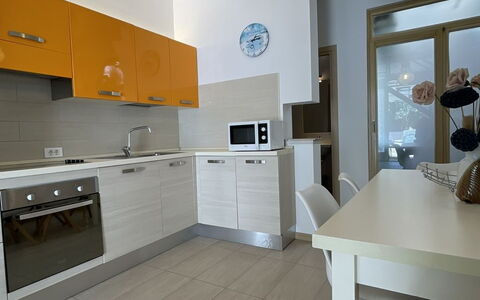 Volme: Flooring, Interior Design, Fussboden, Möbel, Holz, Decke, Countertop, Küche, Zimmer, Beleuchtung