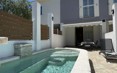 Volme: Schwimmbad, Verbundwerkstoff, Beton, Estate, Resort, Schatten, Water Feature, Fliese, Villa, Gartenmöbel