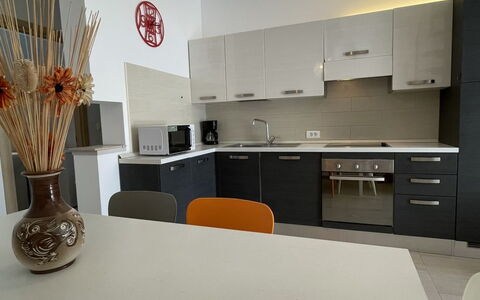 Volme: Möbel, Interior Design, Flooring, Fussboden, Holz, Decke, Light Fixture, Beleuchtung, Countertop, Küche