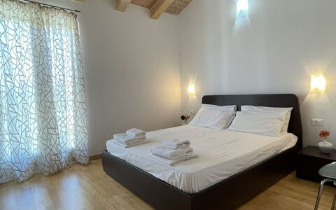 Volme: Flooring, Interior Design, Fussboden, Holz, Decke, Möbel, Zimmer, Beleuchtung, Bett, Schlafzimmer