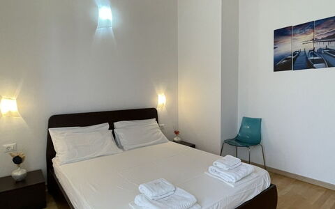 Volme: Bett, Fussboden, Interior Design, Flooring, Schlafzimmer, Holz, Möbel, Decke, Zimmer, Bettdecke