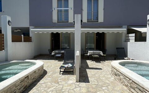 Volme: Schwimmbad, Verbundwerkstoff, Gartenmöbel, Beton, Schatten, Resort, Stuhl, Estate, Fliese, Hof