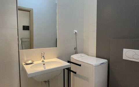 Volme: Badezimmer, Armatur, Flooring, Interior Design, Bad Sink, Fussboden, Wand, Sinken, Toilleten Sitz, Toilette