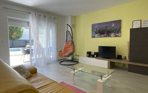 Monte Kope: Möbel, Interior Design, Flooring, Fussboden, Wand, Couch, Decke, Holz, Zimmer, Wohnzimmer
