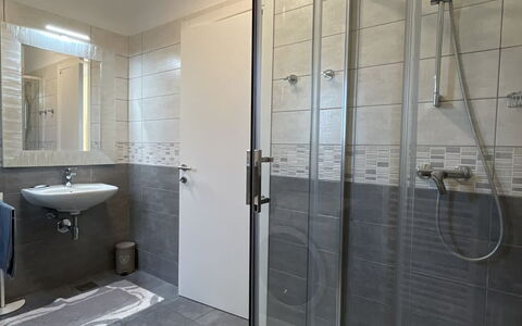 Monte Kope: Flooring, Armatur, Fussboden, Badezimmer, Interior Design, Decke, Dusche, Installation, Zimmer, Beleuchtung
