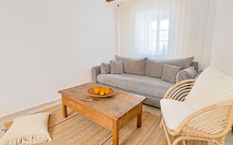 Marina: Möbel, Interior Design, Flooring, Fussboden, Couch, Holz, Zimmer, Decke, Wohnzimmer, Tabelle