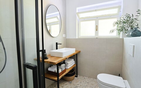 Marina: Armatur, Badezimmer, Interior Design, Toilleten Sitz, Flooring, Fussboden, Toilette, Spiegel, Zapfhahn, Sinken