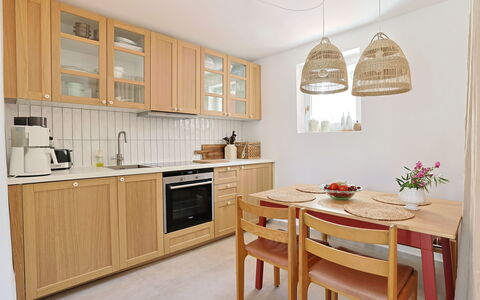 Marina: Möbel, Flooring, Interior Design, Holz, Cabinetry, Countertop, Fussboden, Küche, Zimmer, Beleuchtung