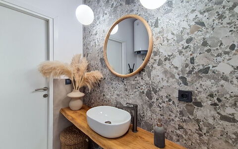 Marina: Armatur, Interior Design, Spiegel, Flooring, Badezimmer, Installation, Zapfhahn, Sinken, Bad Sink, Light Fixture