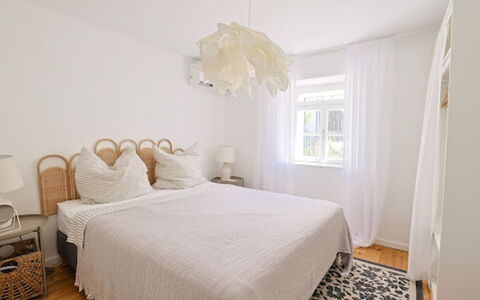 Marina: Möbel, Bett, Interior Design, Bedding, Schlafzimmer, Bettdecke, Fussboden, Linens, Flooring, Holz