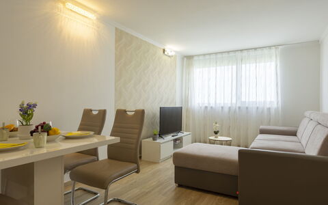 Silver: Möbel, Interior Design, Flooring, Fussboden, Couch, Holz, Decke, Zimmer, Beleuchtung, Wohnzimmer