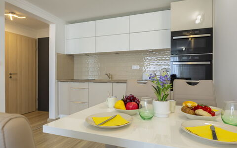 Silver: Möbel, Interior Design, Flooring, Countertop, Wand, Küche, Holz, Cabinetry, Fussboden, Decke
